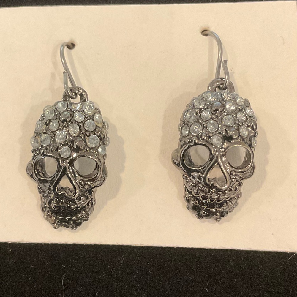 Skull earrings embellished with crystals